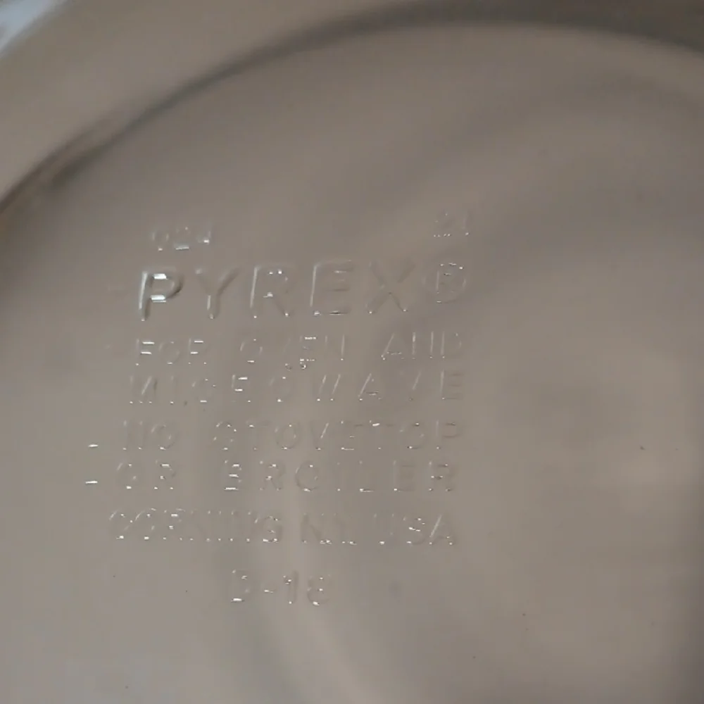 Pyrex Brown Cookware Casserole Dish with Lid 2 Liters